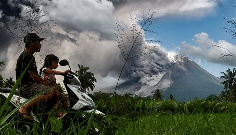 Así fue captada la impresionante explosión de 2 km del volcán Merapi en