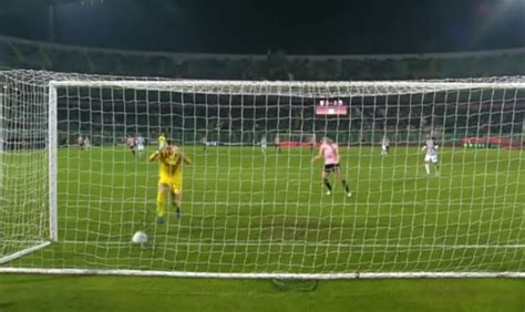 Quase No Fim De Goleiro Do Ascoli Faz O Gol Contra Mais Bizarro