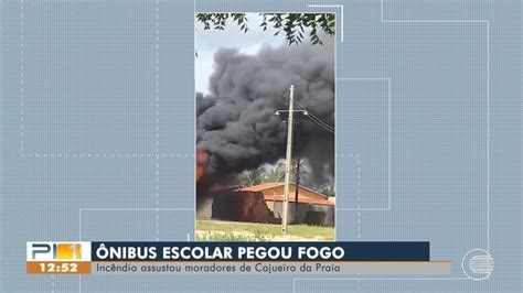 Ônibus escolar pega fogo próximo à rede elétrica em Cajueiro da Praia