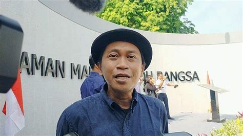 jj rizal desak anies baswedan perbaiki halte transjakarta  menutupi