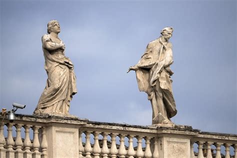 Basílica de san pedro roma detalle de la estatua en el techo de las