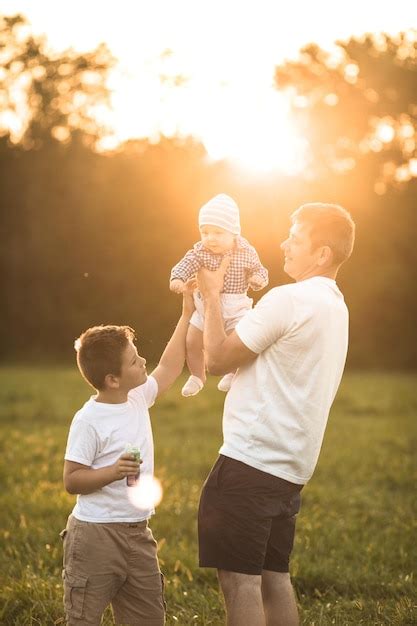 Familia Feliz Abraz Ndose Y Abraz Ndose En Un Paseo De Verano Padre Y