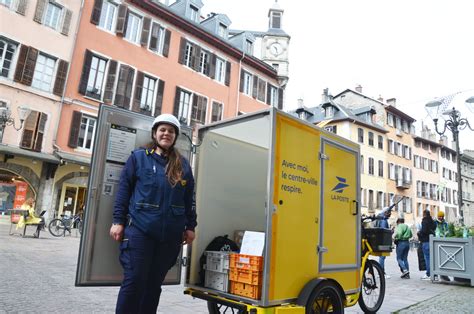 Chambéry Trois vélos cargos pour les livraisons de La Poste dans le