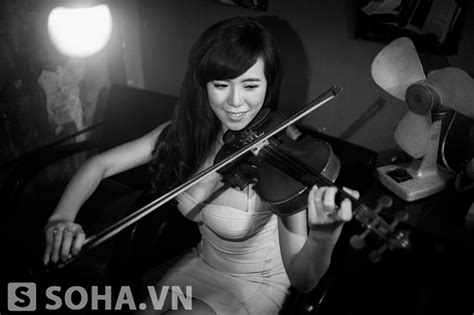 Ảnh hot girl Mai Thỏ khoe vòng bên cụ ông gây tranh cãi
