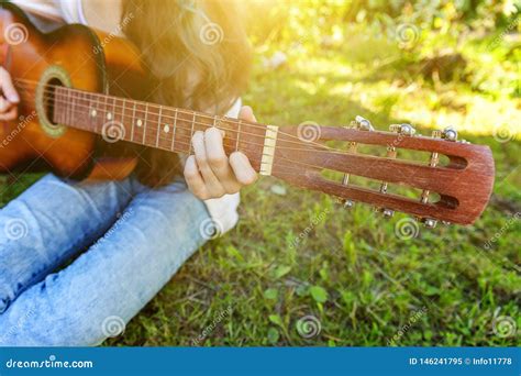 El Primer De La Mujer Da Tocar La Guitarra Ac Stica En Fondo Del Parque