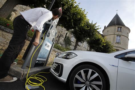 Photo 2 Volkswagen Golf bornes recharge véhicules électriques Un