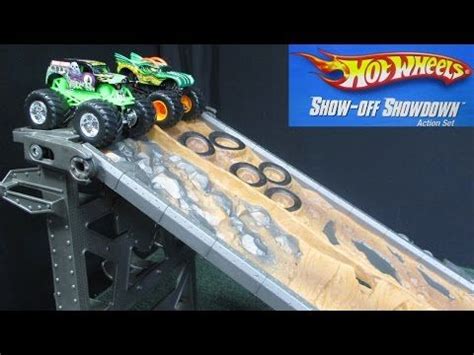 Hot Wheels Monster Jam Show Off Showdown Action Set