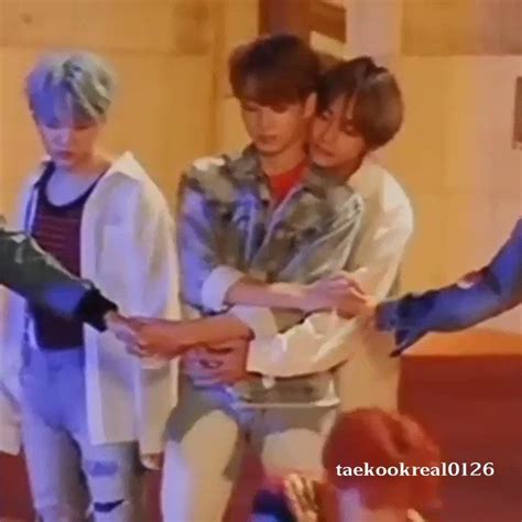 Taekook S World On Twitter Taehyung Holding Jk S Waist