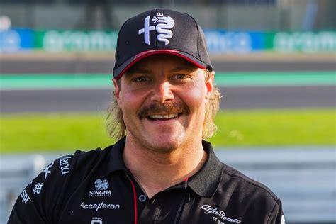 Valtteri Bottas Formel 1 Star präsentiert Nacktkalender GALA de