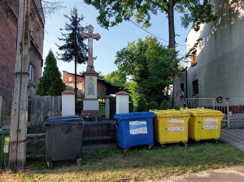 Mieci Pod Krzy Em Mieszka Cy Zabrza Skiej Dzielnicy Mikulczyce S