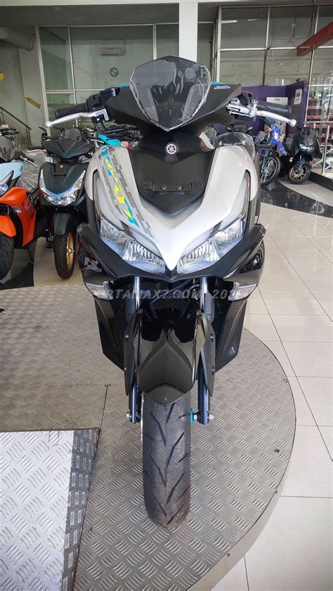 Tampak Depan Yamaha Aerox Silver Cyan Hitam Non Connected