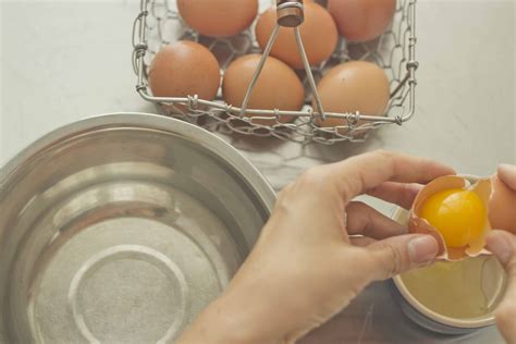 A Simple Illustrated Guide On How To Separate Egg Yolks And Egg Whites Living A Life In Colour