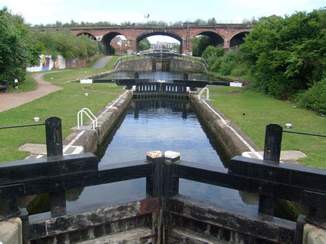 Walking the Worcester & Birmingham Canal | OutdoorLads