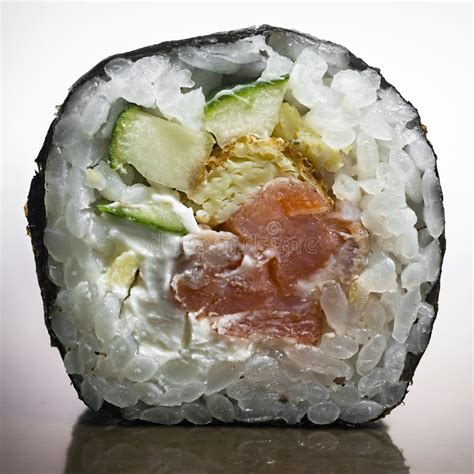 Rollo De Sushi De Futomaki Con Los Salmones El Aguacate Y El Nori