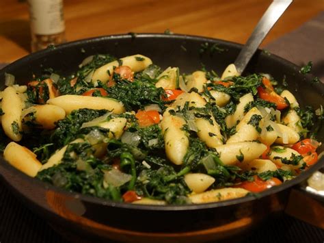 Schupfnudeln Mit Spinat Und Kirschtomaten Von Heimwerkerk Nig Chefkoch