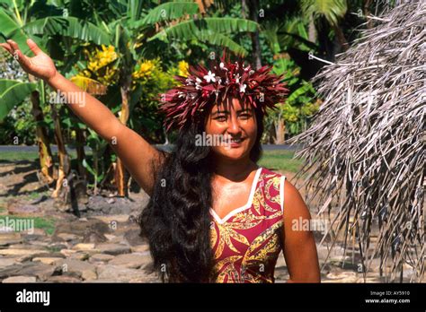 Marae Ahu Native Woman à Huahine Tahiti Polynésie Française Photo Stock