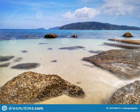 Las Ondas Y Las Rocas Lisas Sedosas Hermosas De Agua En La Orilla De