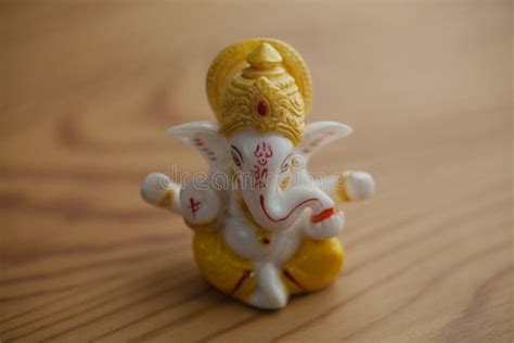 Dios Hind Ganesha En Fondo De Madera Concepto De La Religi N Imagen De