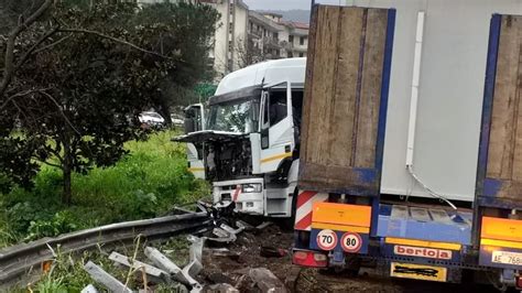 Incidente Sul Raccordo Salerno Avellino Due Feriti Marzo