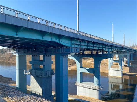 Un Puente De Carretera Sobre El R O Estructuras Del Puente Del