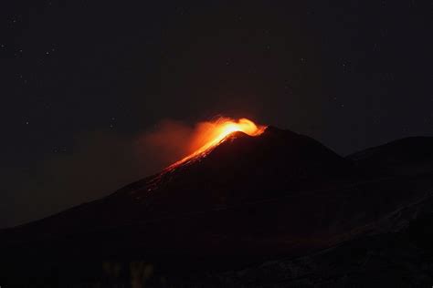 Spectacular eruptions from Mount Etna light up night sky | Daily Sabah