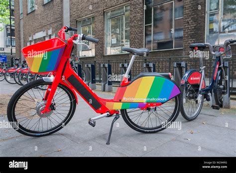 Los Colores De La Bandera Del Arco Iris Del Orgullo Gay En Uno De Uber