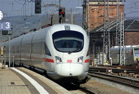 Ein Ice Nach M Nchen F Hrt In Den Bahnhof Bamberg Ein Deutschland