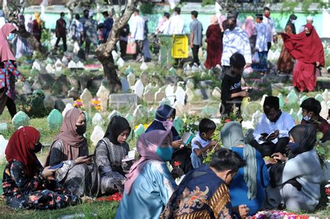 TRADISI ZIARAH KUBUR IDUL FITRI ANTARA Foto