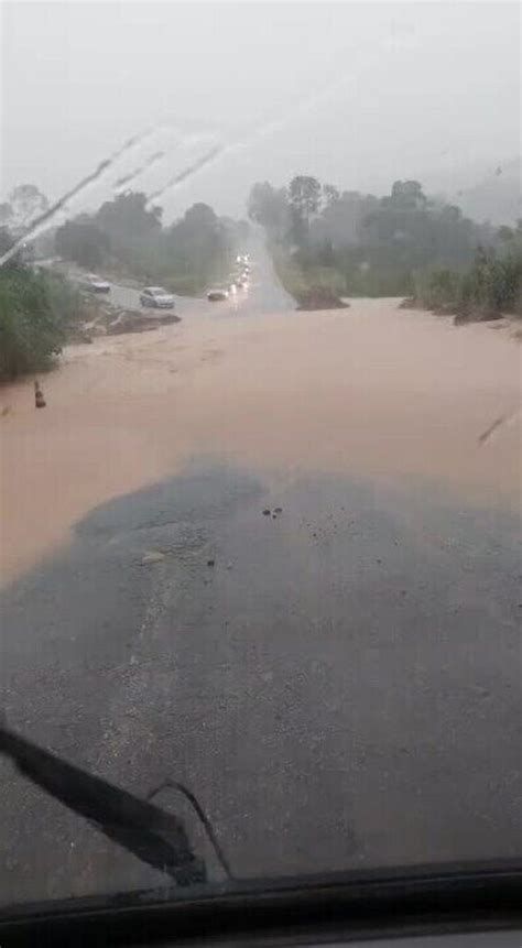 V Deo Chuva Causa Enchentes E Deixa Fam Lias Ilhadas Em Carm Polis De