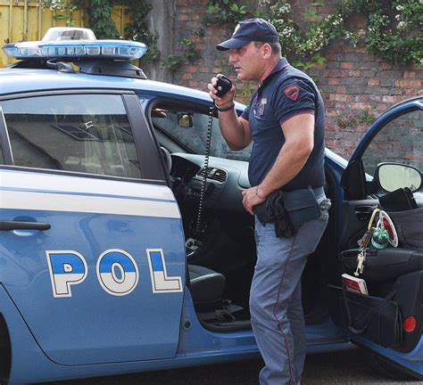 Oro Colpo Grosso Per Strada Scarica Le Valigette Dallauto Rapinato