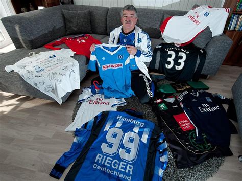 Hsv Super Fan „tiroler Friedl“ Löst Seine Gigantische Sammlung Auf