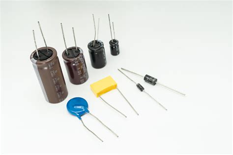 groupe de divers composants électroniques diodes condensateurs