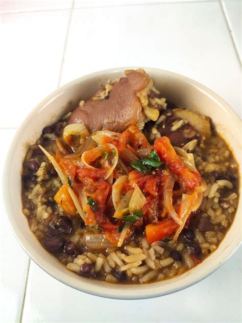 Guacho O Arroz Asopado De Rabito De Cerdo Con Frijoles Platos