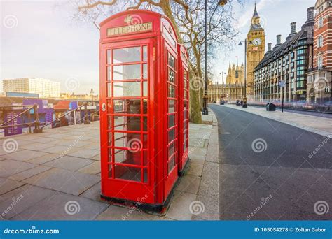 Londres Inglaterra Cabina De Tel Fonos Roja Brit Nica Tradicional En