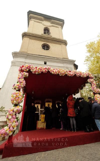 Procesiune cu moaștele Sfântului Ierarh Nectarie din Eghina și ale