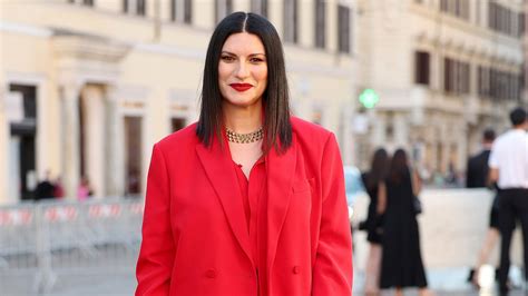 Laura Pausini se casó con el vestido de novia más clásico y minimalista