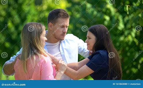 Brunette E Ragazze Bionde Che Lottano Per L Attenzione E L Amore Per L