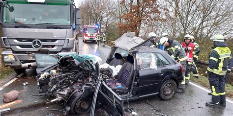 Frontal Gegen Lastwagen J Hriger Autofahrer Stirbt Auf Der B