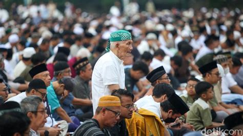 Jemaah Muhammadiyah Salat Idul Fitri Di Lapangan Rempoa Tangsel