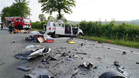 Nrw Transporter Frontal In Lkw T Dlicher Unfall Bei Warburg