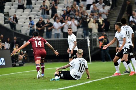 Na briga pelo G4 do Brasileirão Corinthians perde para o Fluminense