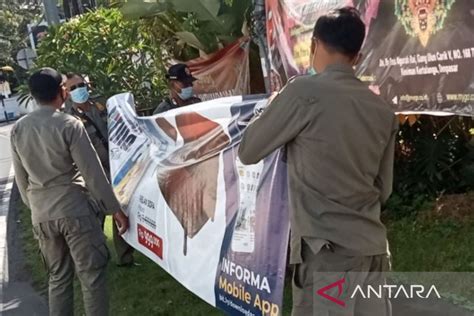 Satpol Pp Denpasar Tertibkan Puluhan Spanduk Kadaluwarsa Antara News Bali