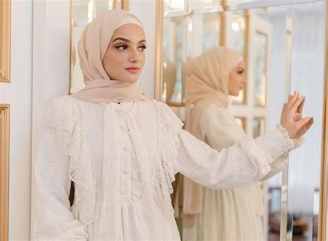 Selebgram Hijab Inspirasi Muslimah Tanah Air Nomor Mualaf Cantik