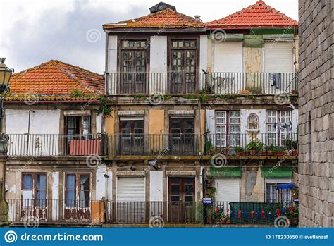 Fachadas De Casas Tradicionais Portuguesas Em Desespero Nas Ruas Da