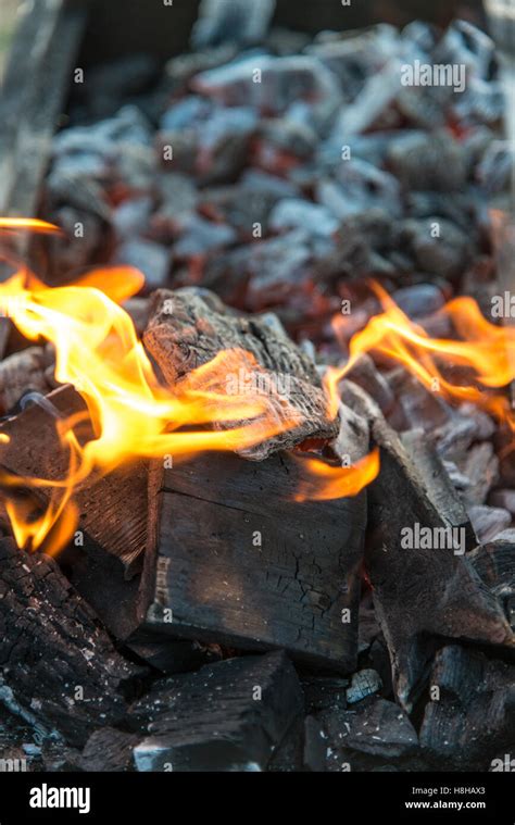 Kohlen zu verbrennen Fotos und Bildmaterial in hoher Auflösung Alamy