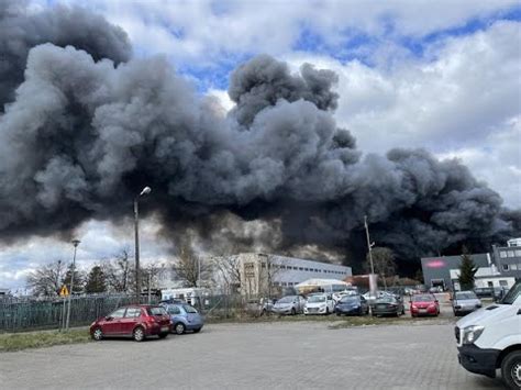 Kłęby dymu nad Bydgoszczą Duży pożar na terenie jednej z firm Trwa