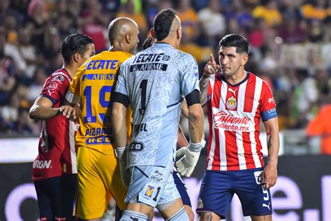 Nahuel Guzmán golpea con balón a Víctor Pocho Guzmán en partido Tigres