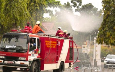 Mobil Pemadam Kebakaran Kini Dikerahkan Untuk Semprot Disinfektan