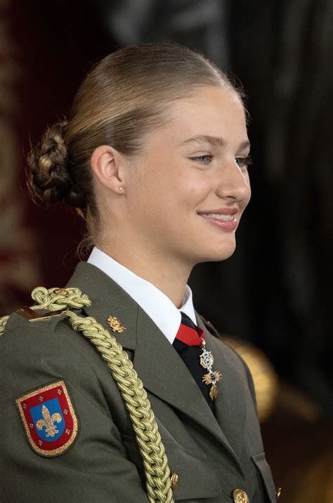 Vidéo Leonor d Espagne radieuse et sérieuse en uniforme elle