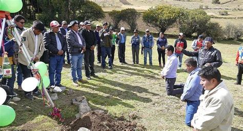 Comuneros En Huancavelica Azotan A Responsables De Obra Para Que No